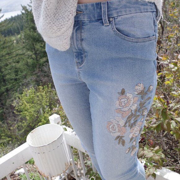 Chico's Embroidered Women's Jeans Ankle - Picture 4 of 7